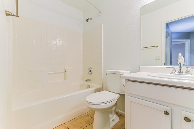 1,705/Mo, 1110 E Vernoa Street San Tan Valley, AZ 85140 Bathroom View