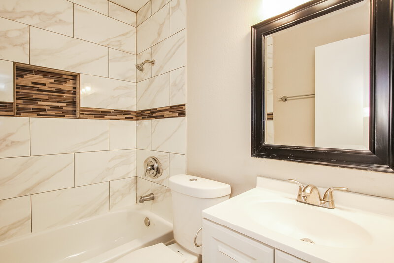 1,930/Mo, 7014 W Canterbury Drive Peoria, AZ 85345 Bathroom View