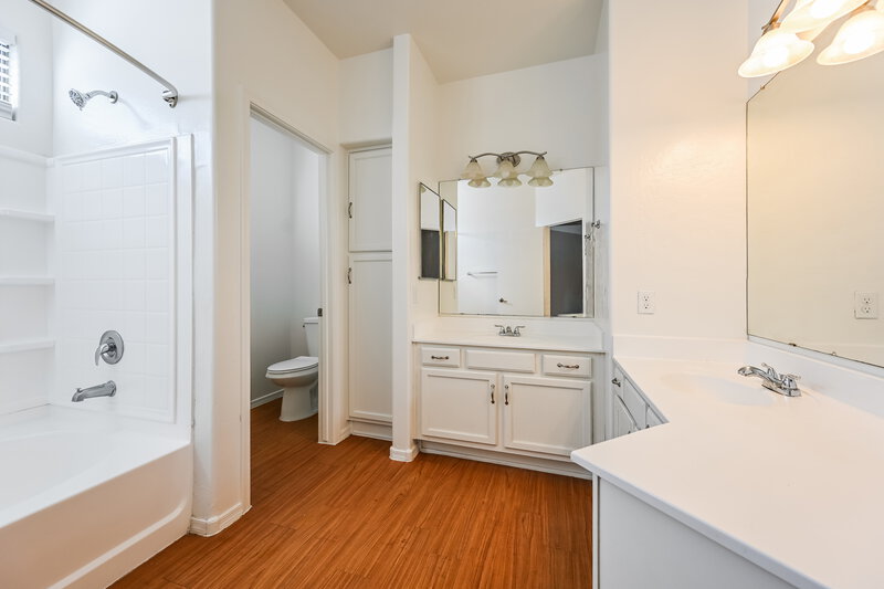 1,810/Mo, 22231 N 29th Dr Phoenix, AZ 85027 Main Bathroom View