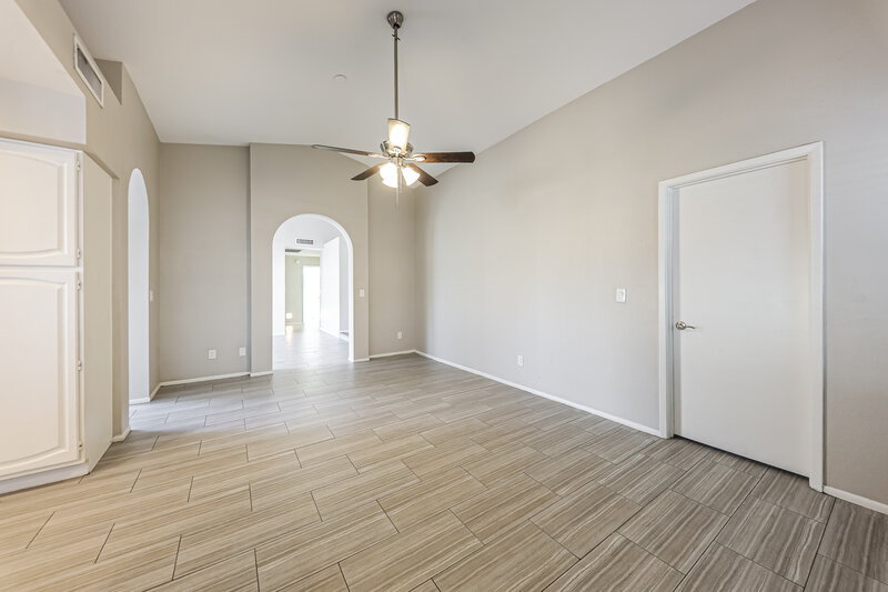 2,040/Mo, 8014 W Aster Dr Peoria, AZ 85381 Living Room View 4