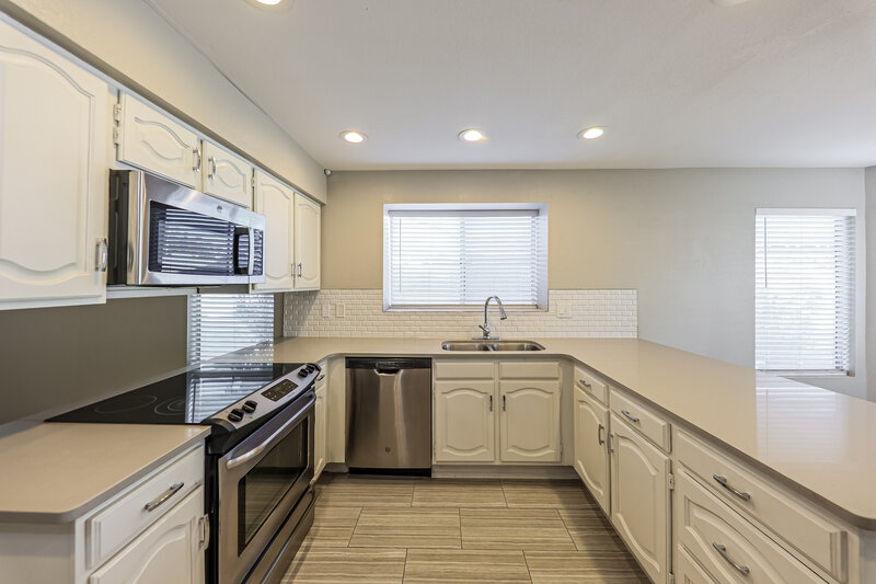 2,040/Mo, 8014 W Aster Dr Peoria, AZ 85381 Kitchen View 2