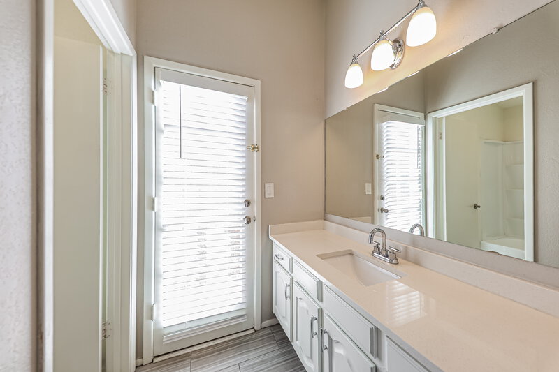 2,040/Mo, 8014 W Aster Dr Peoria, AZ 85381 Main Bathroom View