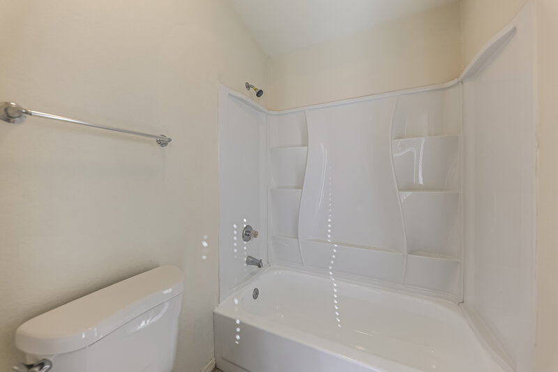 2,040/Mo, 8014 W Aster Dr Peoria, AZ 85381 Main Bathroom View 2