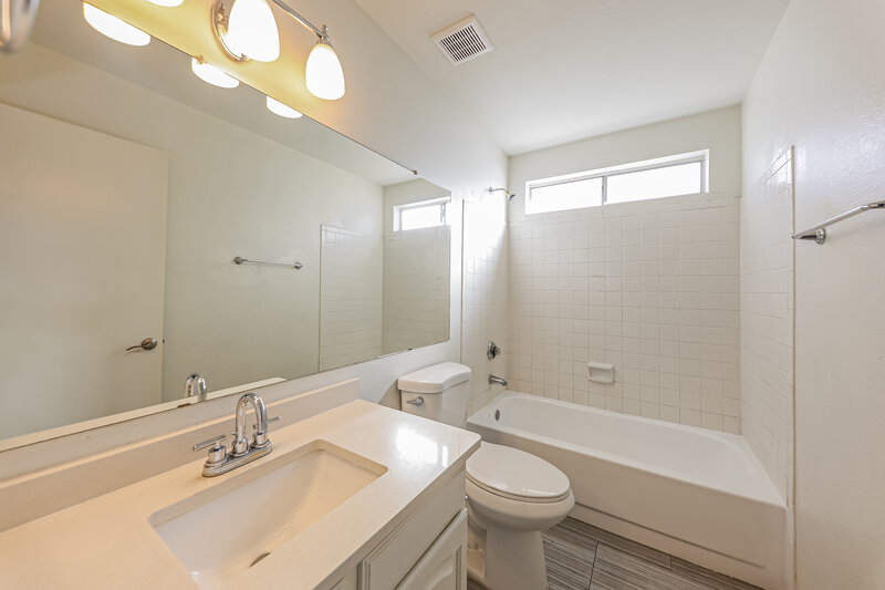 2,040/Mo, 8014 W Aster Dr Peoria, AZ 85381 Bathroom View