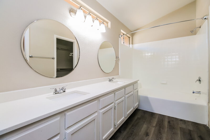 2,710/Mo, 1440 E Park Avenue Chandler, AZ 85225 Main Bathroom View