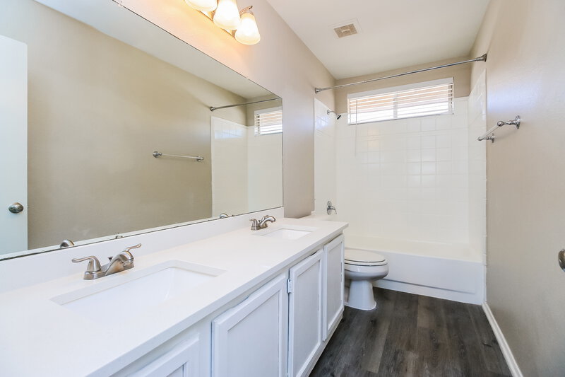 2,710/Mo, 1440 E Park Avenue Chandler, AZ 85225 Bathroom View