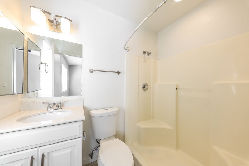 1,925/Mo, 4761 W Villa Maria Drive Glendale, AZ 85308 Main Bathroom View