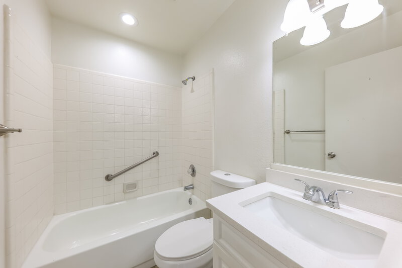 1,925/Mo, 4761 W Villa Maria Drive Glendale, AZ 85308 Bathroom View