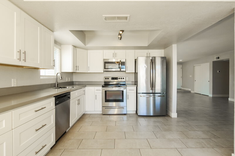 2,295/Mo, 6601 S 17th Place Phoenix, AZ 85042 Kitchen View