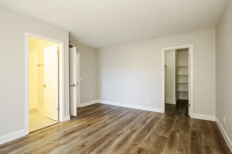 2,295/Mo, 6601 S 17th Place Phoenix, AZ 85042 Main Bedroom View 2