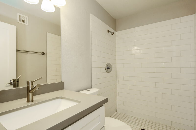 2,295/Mo, 6601 S 17th Place Phoenix, AZ 85042 Main Bathroom View