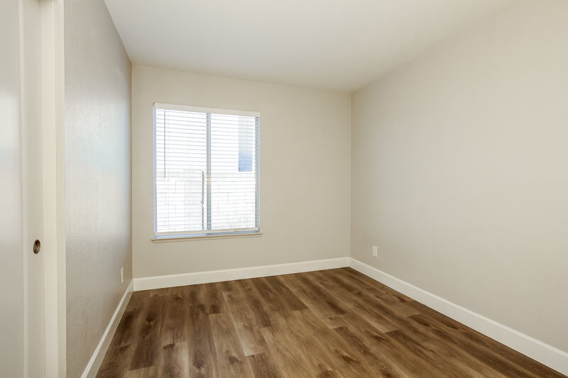 2,295/Mo, 6601 S 17th Place Phoenix, AZ 85042 Bedroom View 2