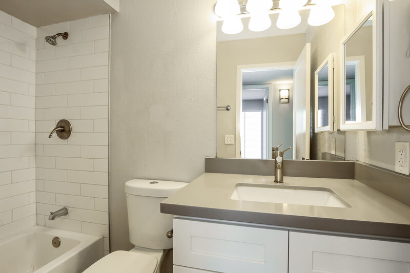 2,295/Mo, 6601 S 17th Place Phoenix, AZ 85042 Bathroom View