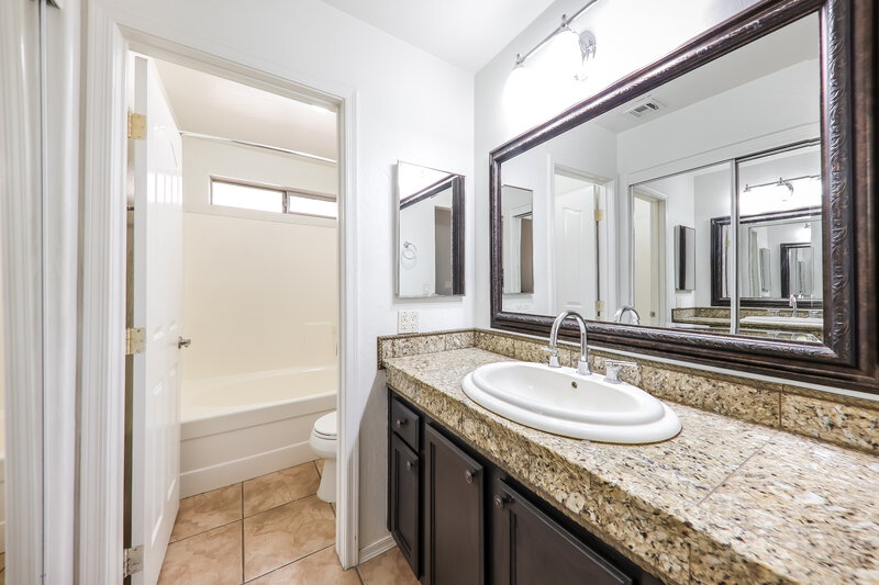 2,115/Mo, 2030 E Wahalla Ln Phoenix, AZ 85024 Main Bathroom View