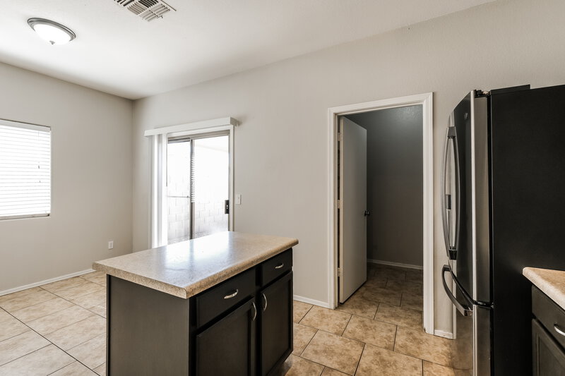 2,115/Mo, 6522 W Elwood Street Phoenix, AZ 85043 Kitchen View 3