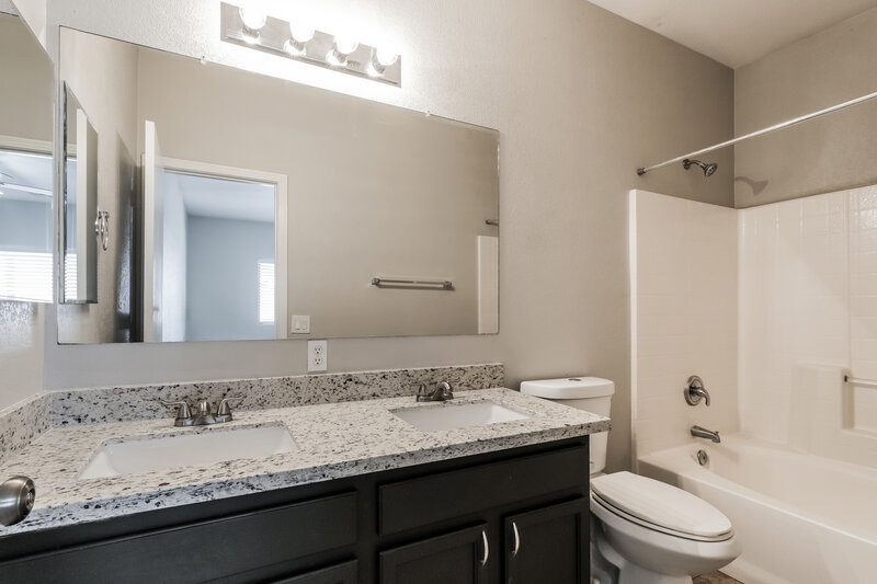 2,115/Mo, 6522 W Elwood Street Phoenix, AZ 85043 Main Bathroom View