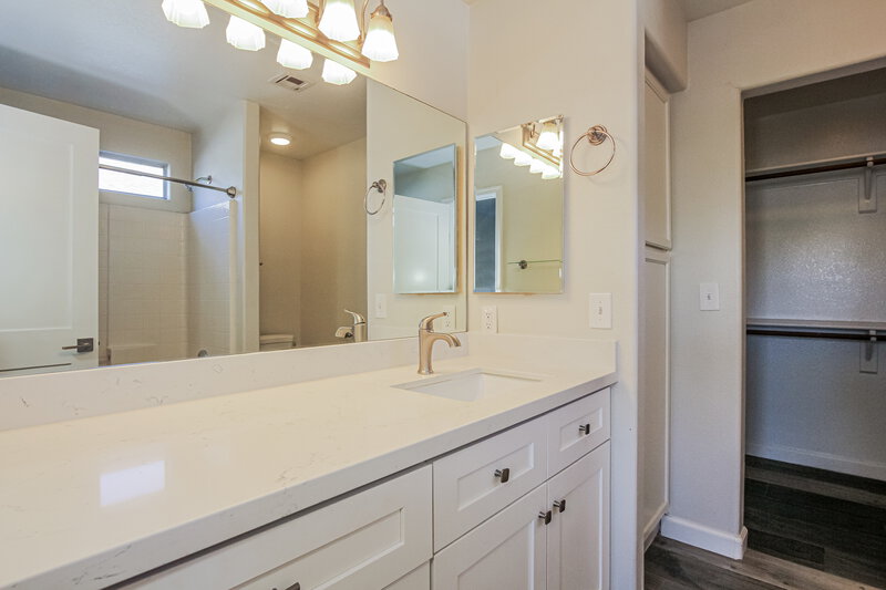 2,160/Mo, 2902 W Irma Lane Phoenix, AZ 85027 Main Bathroom View