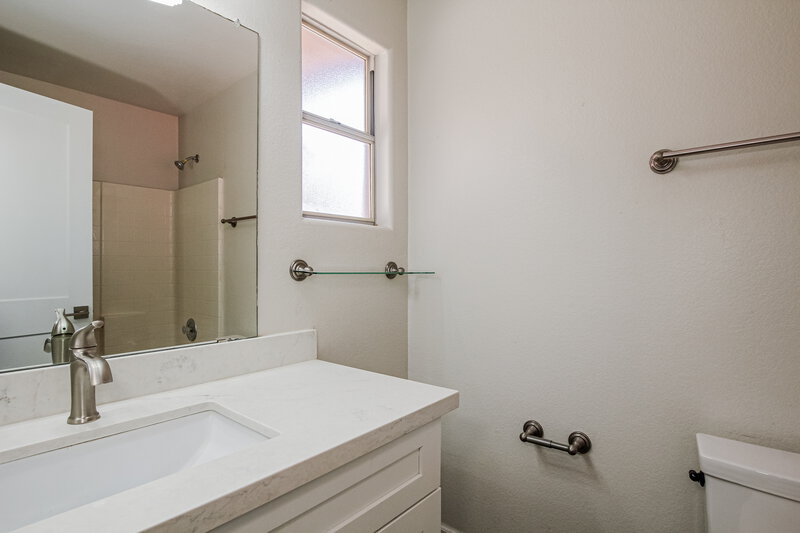 2,160/Mo, 2902 W Irma Lane Phoenix, AZ 85027 Bathroom View