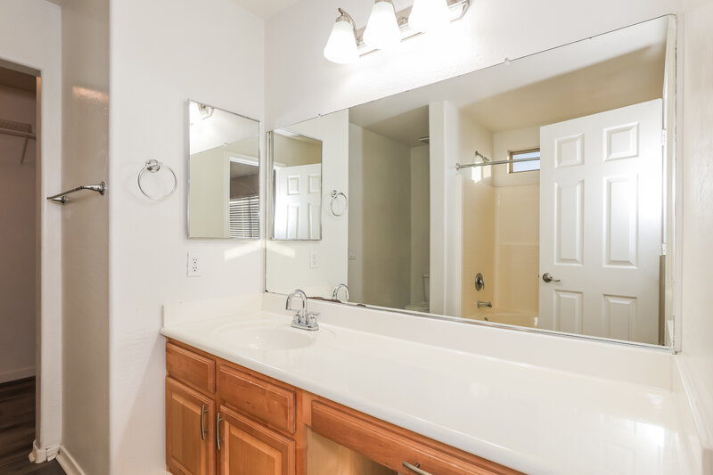 1,990/Mo, 13023 W Lawrence Road Glendale, AZ 85307 Main Bathroom View