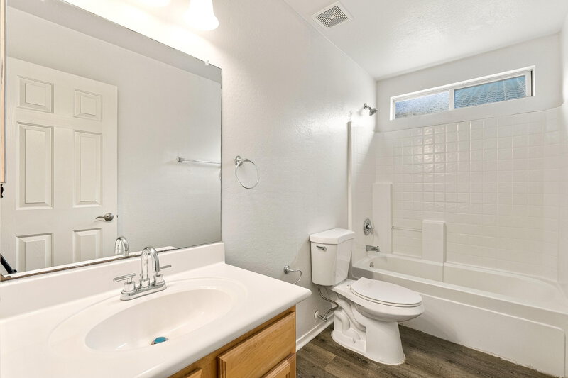 2,030/Mo, 13023 W Lawrence Road Glendale, AZ 85307 Primary Bathroom View
