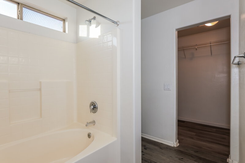 1,990/Mo, 13023 W Lawrence Road Glendale, AZ 85307 Bathroom View