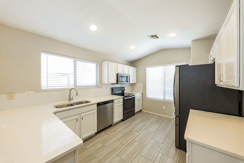 2,070/Mo, 4323 W Apollo Rd Laveen, AZ 85339 Kitchen View 2