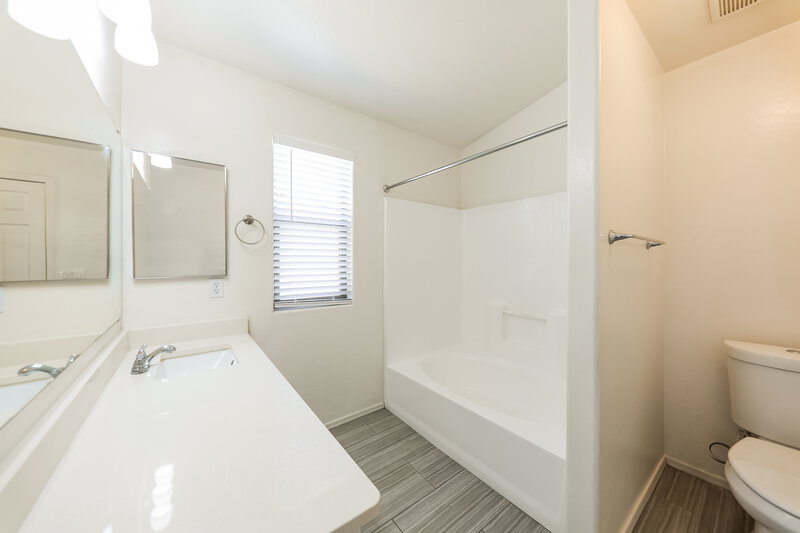 2,070/Mo, 4323 W Apollo Rd Laveen, AZ 85339 Main Bathroom View