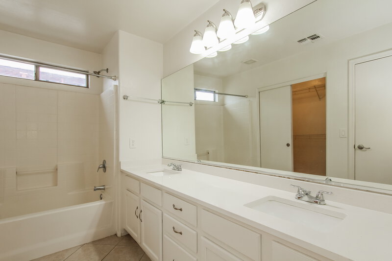 1,780/Mo, 11414 W Apache St Avondale, AZ 85323 Main Bathroom View