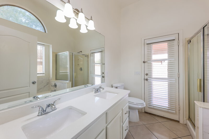 2,130/Mo, 1623 N 125th Lane Avondale, AZ 85392 Main Bathroom View