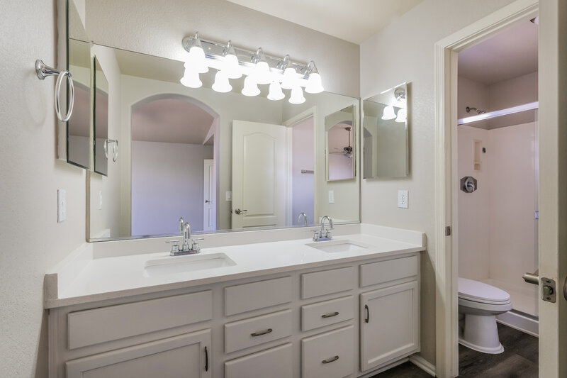 2,055/Mo, 5023 W Ardmore Road Laveen, AZ 85339 Main Bathroom View