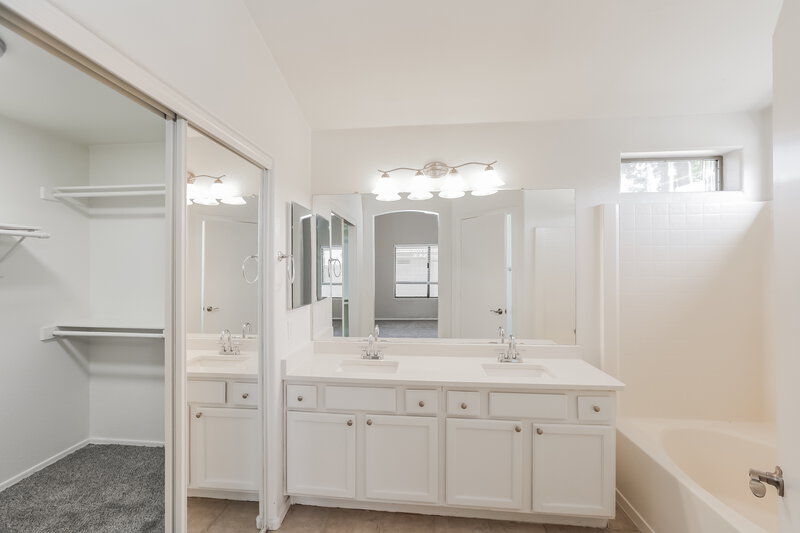 2,085/Mo, 13324 W Maui Ln Surprise, AZ 85379 Main Bathroom View