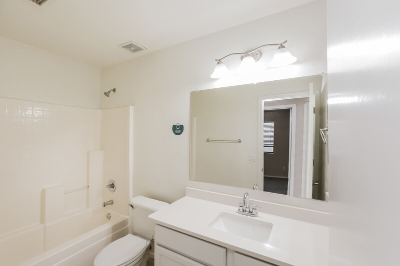 2,085/Mo, 13324 W Maui Ln Surprise, AZ 85379 Bathroom View