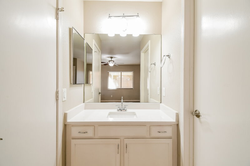 1,990/Mo, 438 N Opal Mesa, AZ 85207 Main Bathroom View