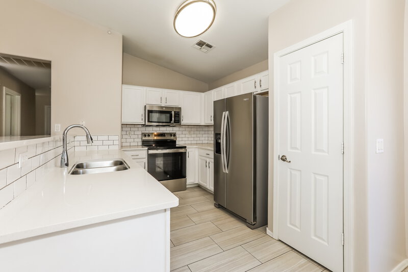 1,830/Mo, 2460 W Tanner Ranch Road San Tan Valley, AZ 85142 Kitchen View 2