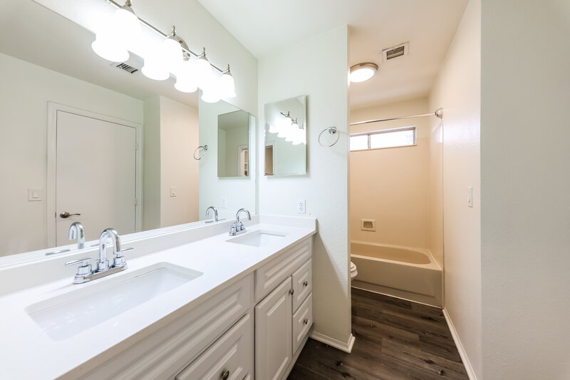 2,015/Mo, 532 N Nassau Mesa, AZ 85205 Main Bathroom View