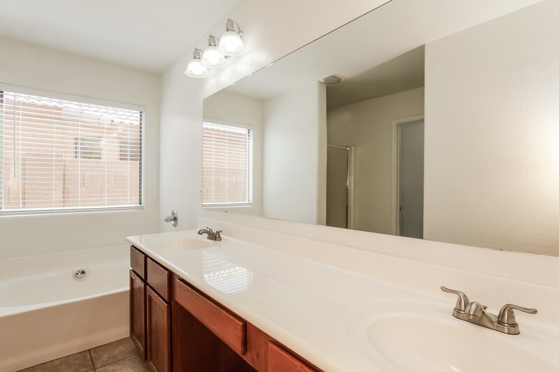 2,290/Mo, 2431 W Gaby Rd Phoenix, AZ 85041 Main Bathroom View