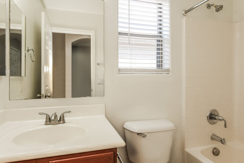 2,290/Mo, 2431 W Gaby Rd Phoenix, AZ 85041 Bathroom View
