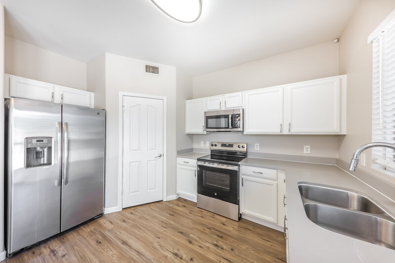 2,050/Mo, 1306 S 119th Drive Avondale, AZ 85323 Kitchen View