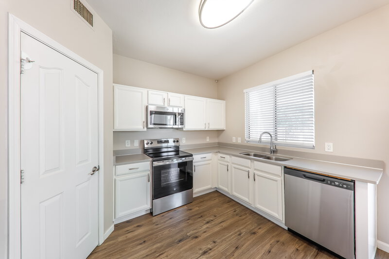2,050/Mo, 1306 S 119th Drive Avondale, AZ 85323 Kitchen View 2