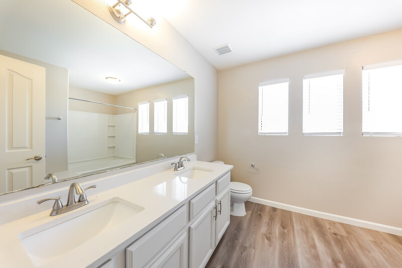 2,050/Mo, 1306 S 119th Drive Avondale, AZ 85323 Main Bathroom View