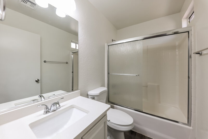 1,810/Mo, 11834 W Sunnyside Dr El Mirage, AZ 85335 Main Bathroom View
