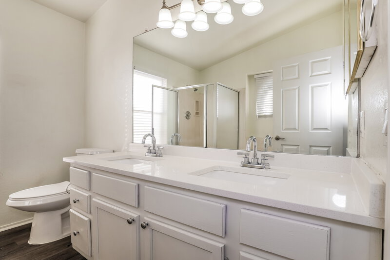 2,370/Mo, 4243 E Balsam Ave Mesa, AZ 85206 Main Bathroom View
