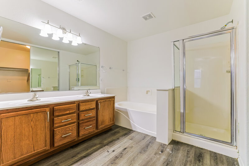 2,055/Mo, 9449 W Jamestown Rd Phoenix, AZ 85037 Main Bathroom View