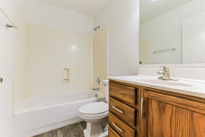 2,055/Mo, 9449 W Jamestown Rd Phoenix, AZ 85037 Bathroom View