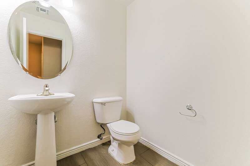 2,055/Mo, 9449 W Jamestown Rd Phoenix, AZ 85037 Bathroom View 2