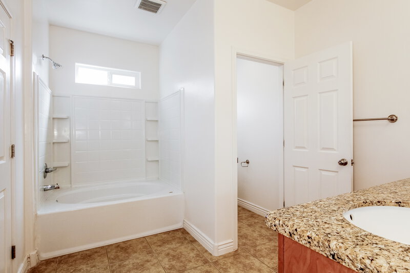 2,060/Mo, 23695 W Chambers St Buckeye, AZ 85326 Main Bathroom View