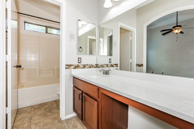 1,870/Mo, 1105 E Nardini Street San Tan Valley, AZ 85140 Main Bathroom View 2