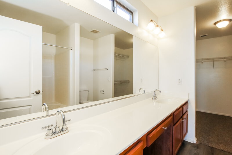 1,960/Mo, 3035 S 85th Dr Tolleson, AZ 85353 Main Bathroom View