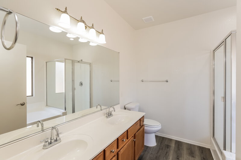 1,985/Mo, 6412 W Hilton Avenue Phoenix, AZ 85043 Main Bathroom View