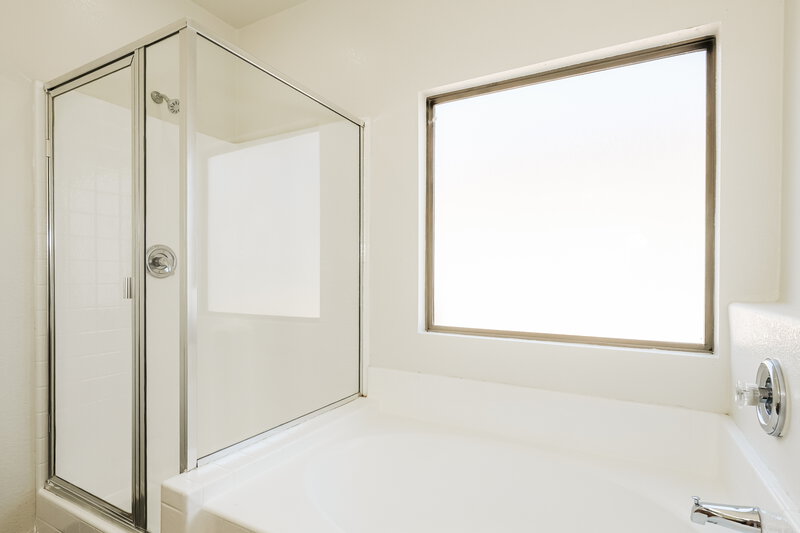 1,870/Mo, 6412 W Hilton Avenue Phoenix, AZ 85043 Main Bathroom View